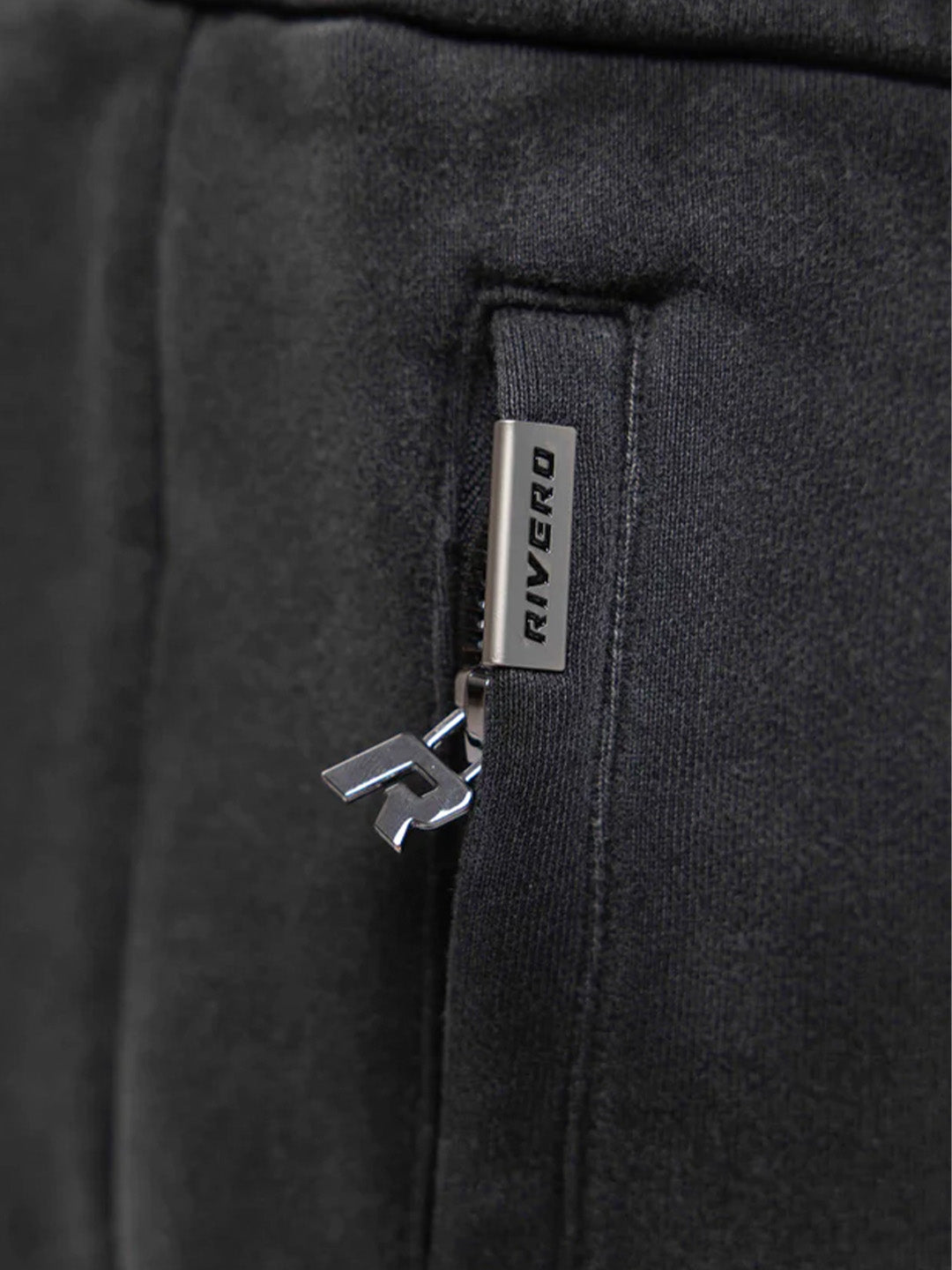 Close-up van zak met ritsdetail op de Rivero Signature Taped Shorts