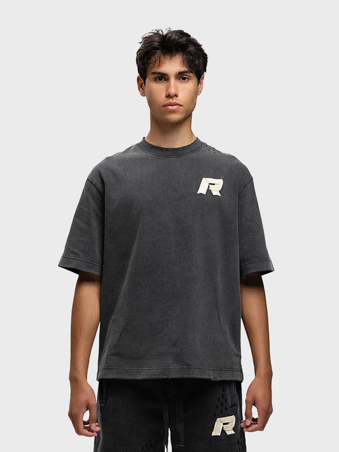 Model draagt Rivero Signature Taped T-Shirt Washed Black – vooraanzicht