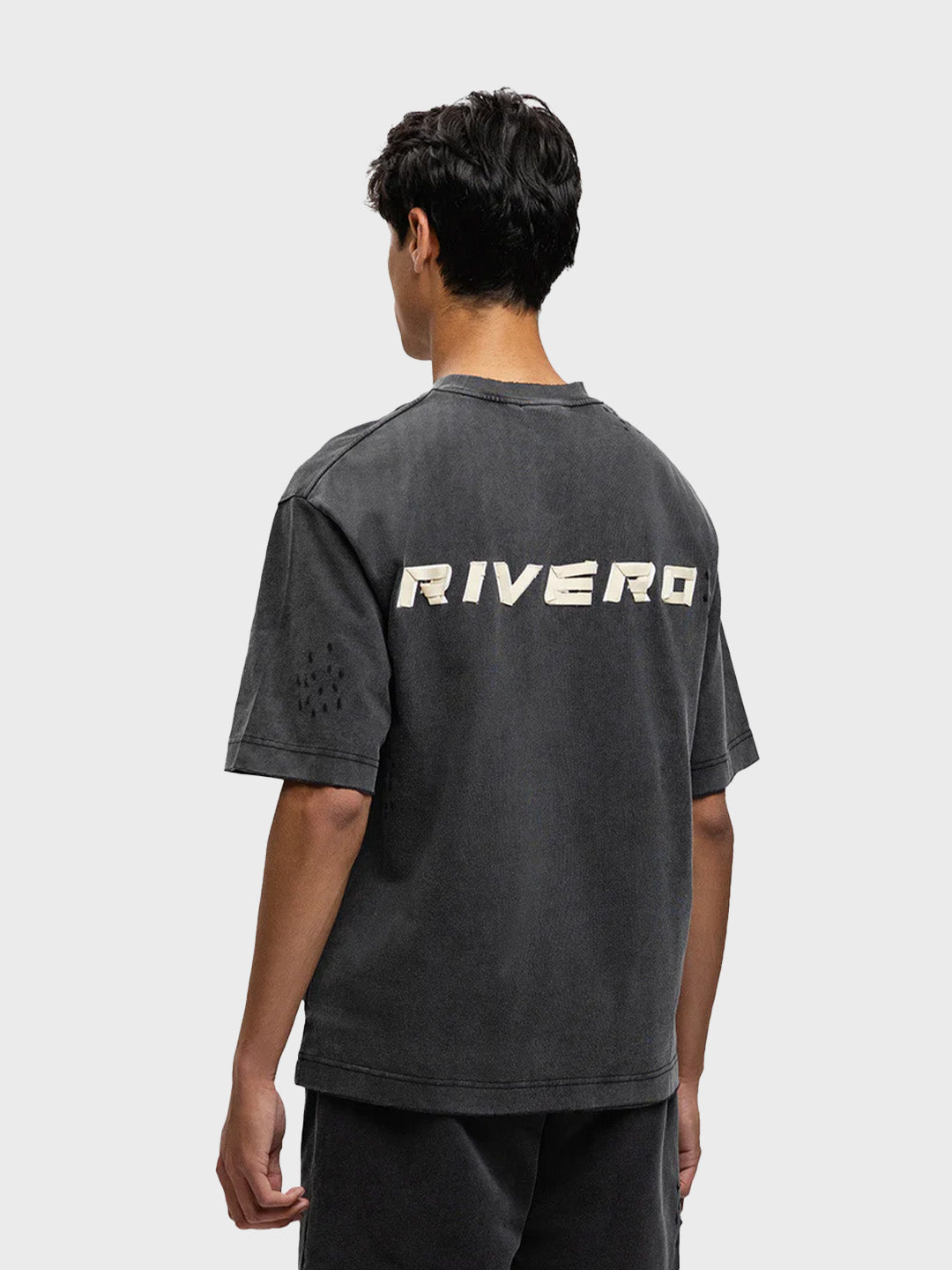 Model draagt Rivero Signature Taped T-Shirt Washed Black – schuin vooraanzicht
