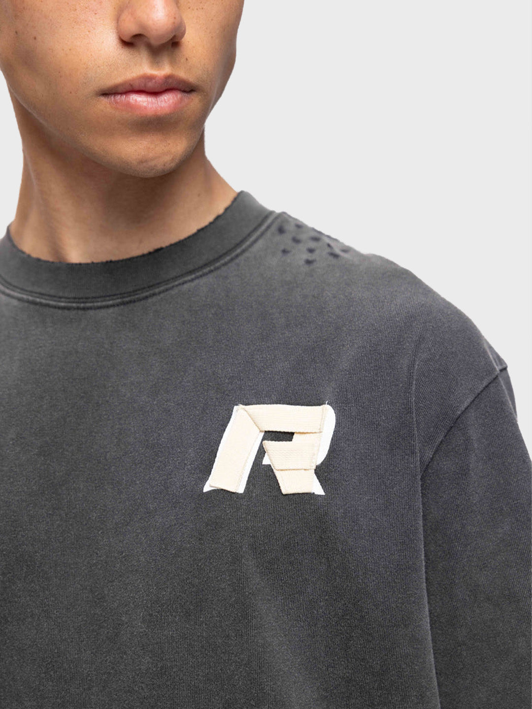 Close-up van tape-stijl logo, gewassen look en distressed details