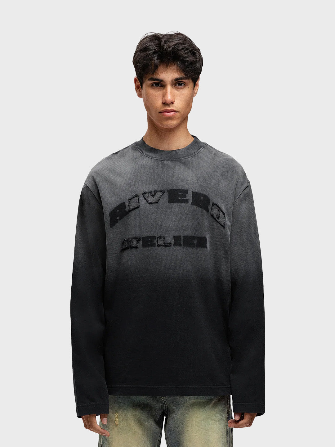 Rivero Statement Longsleeve Washed Black – voorkant model