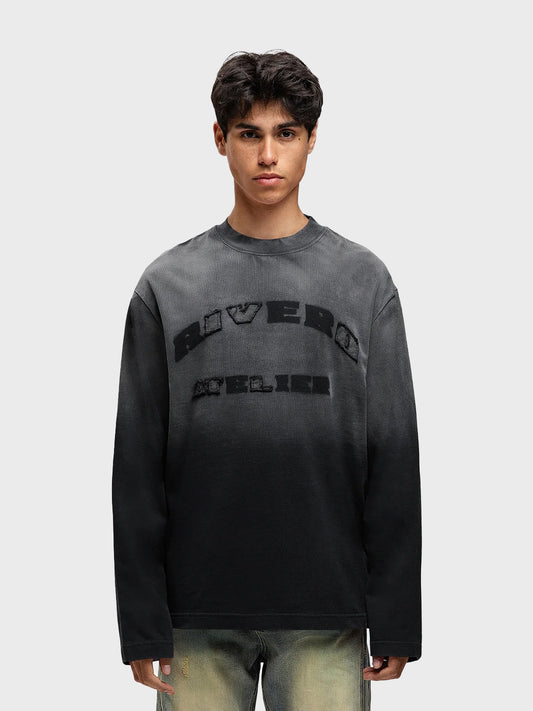 Rivero Statement Longsleeve Washed Black – voorkant model