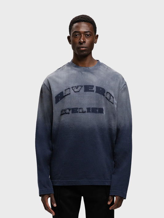 Model draagt de Rivero Statement Longsleeve in Washed Blue, recht van voren