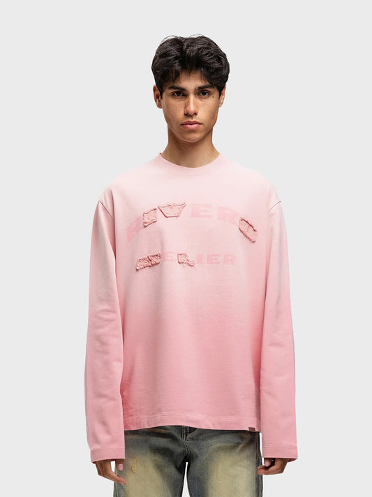 Model draagt de Rivero Statement Longsleeve in Washed Pink, recht van voren