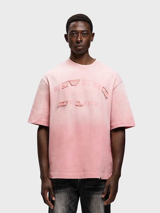Model draagt Rivero Statement T-Shirt in gewassen roze – vooraanzicht