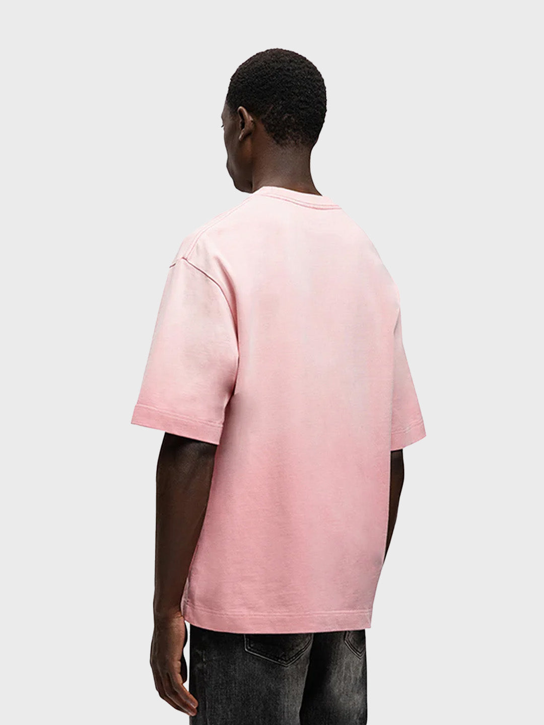 Model draagt Rivero Statement T-Shirt in gewassen roze – schuin achteraanzicht