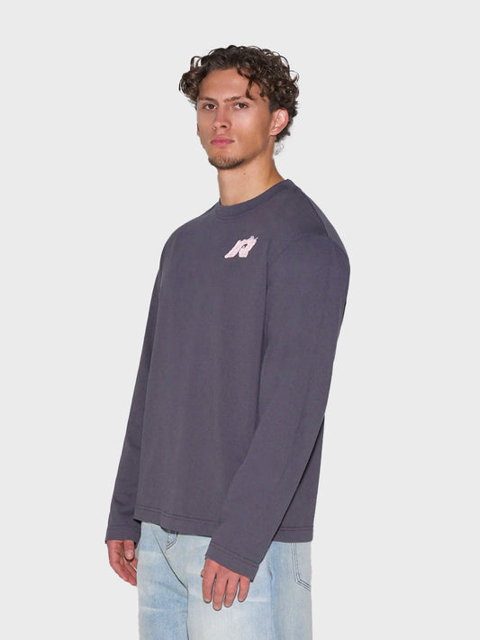 Model draagt Rivero Urban Longsleeve T-Shirt Space Blue – schuin vooraanzicht