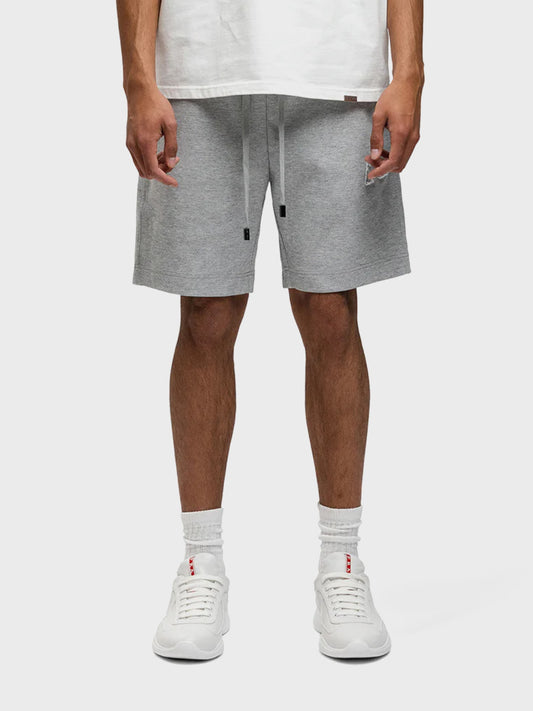 Model draagt Rivero Urban Shorts in grijs – vooraanzicht
