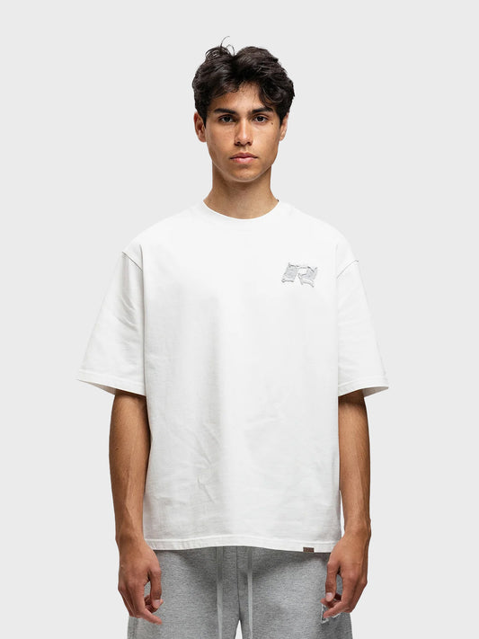 Model draagt wit Rivero Urban T-Shirt met oversized fit, vooraanzicht