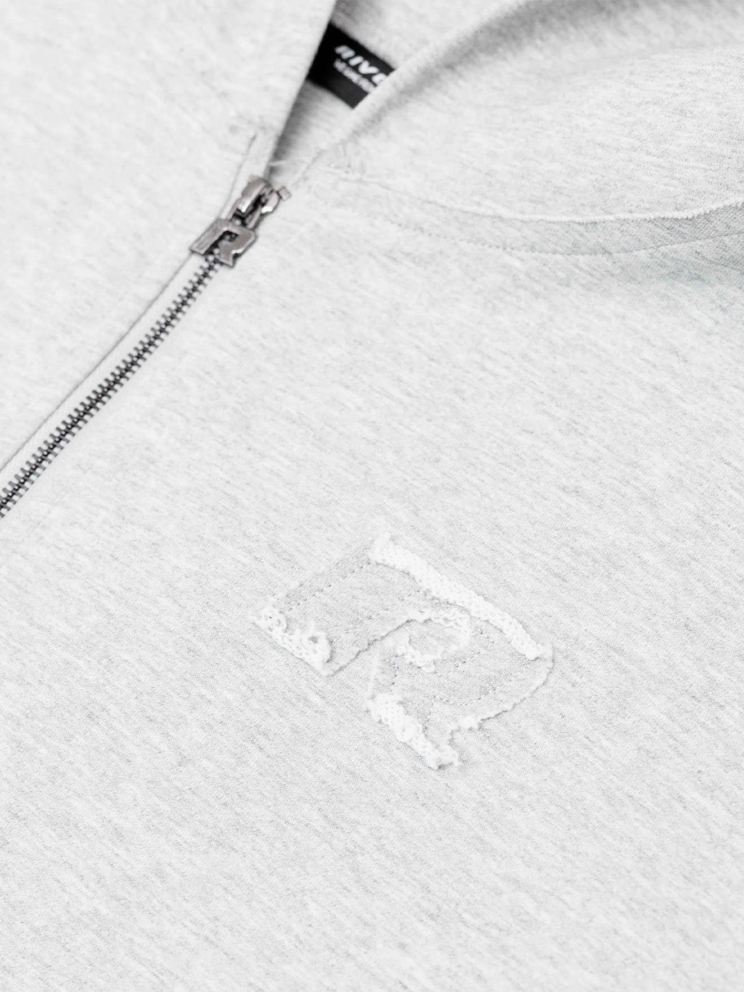Rivero Urban Zip Hoodie Grey – close-up geborduurde graphic op borst