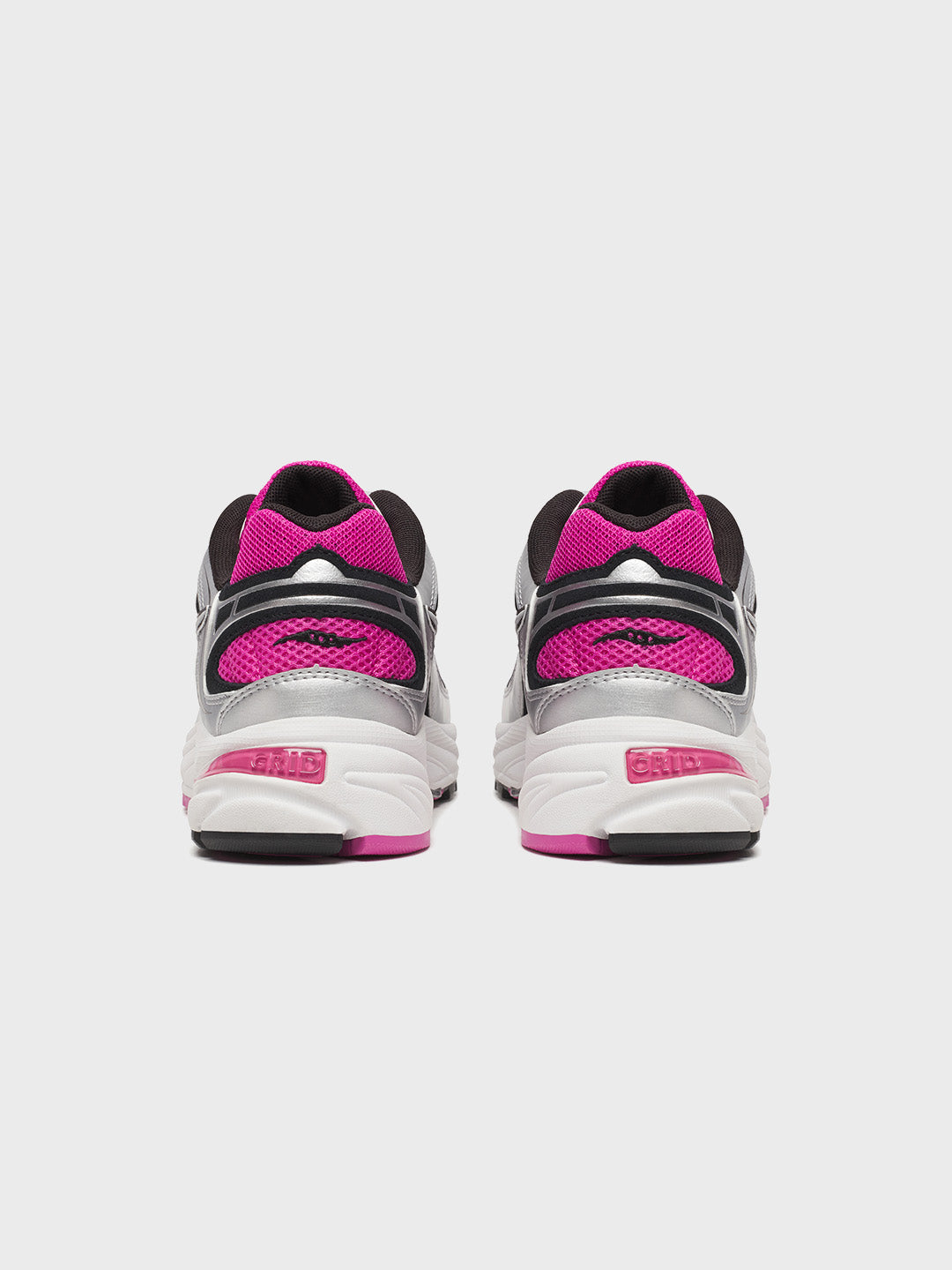 Achteraanzicht van het paar sneakers met zichtbare demping