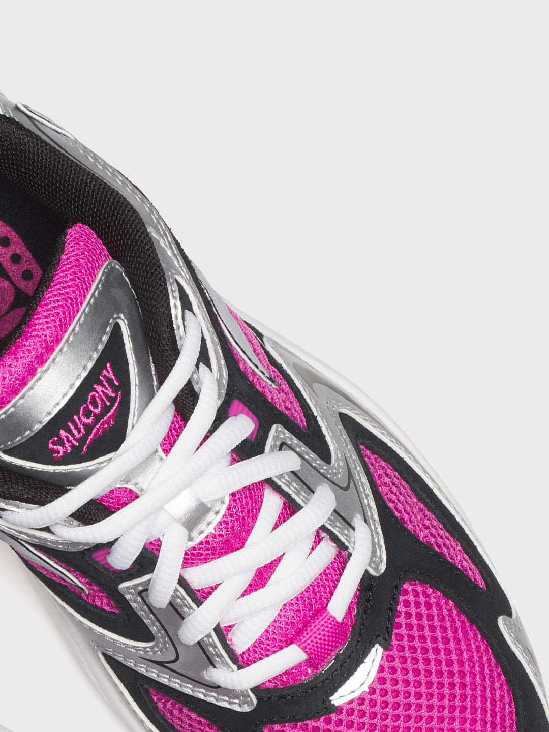 Detailshot van de upper: roze mesh en suède overlays