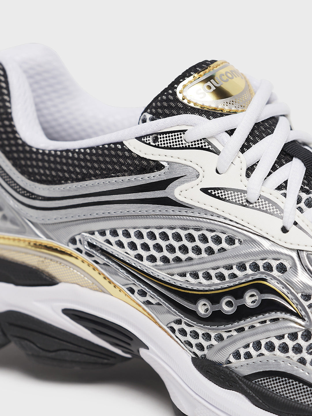 saucony progrid omni 9 silver/gold sneakers