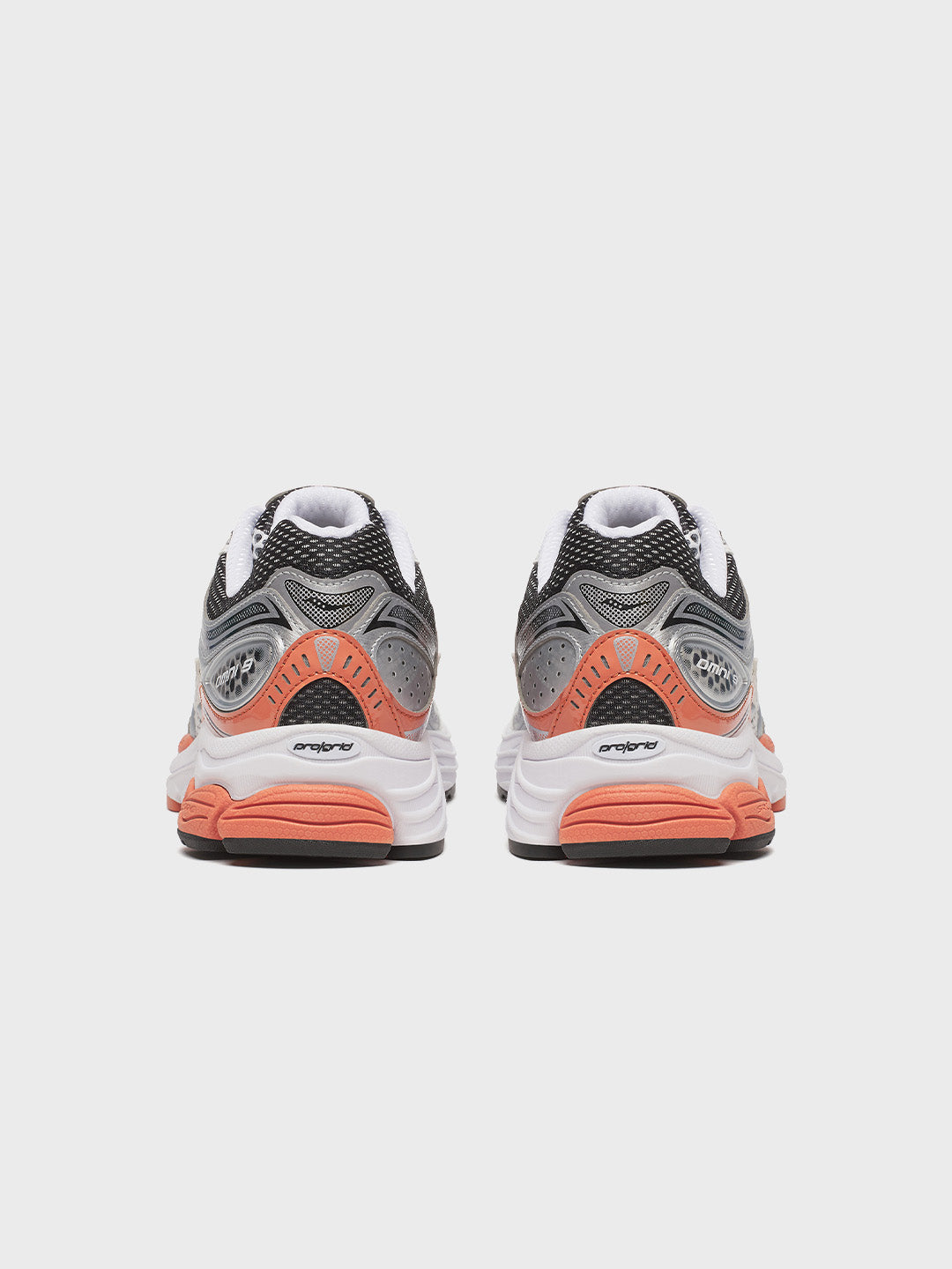Saucony Progrid Omni 9 Silver/Orange achterkant unisex sneakers