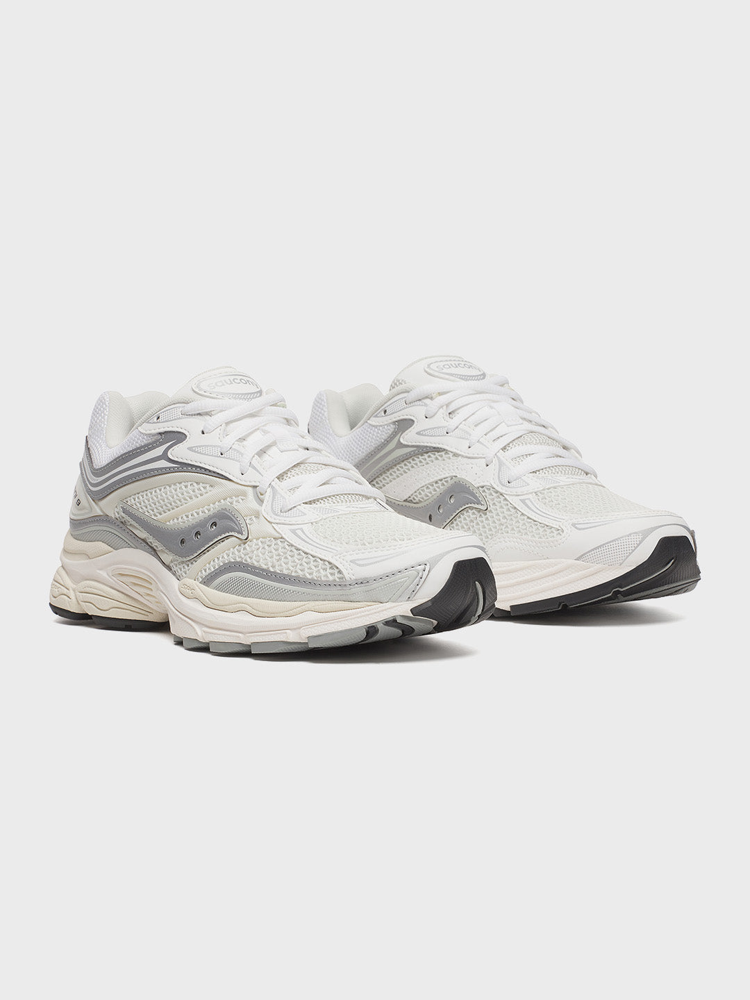 Saucony Progrid Omni 9 White/Silver – schuin vooraanzicht