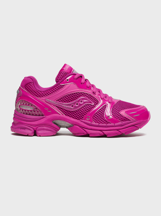 Zijaanzicht van de Saucony Progrid Triumph 4 Pink sneaker