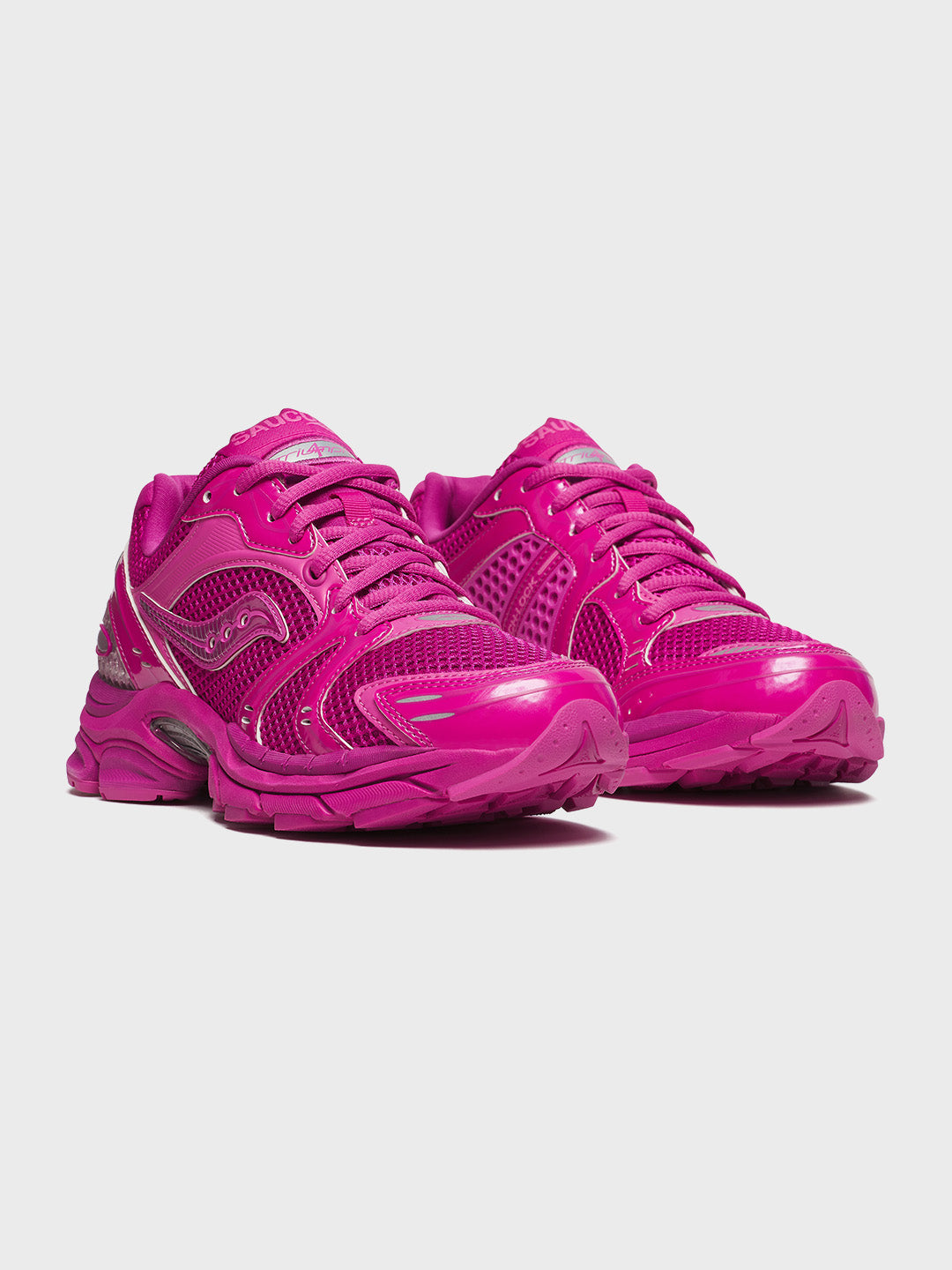 Felroze Saucony sneakers, schuin van voren gefotografeerd