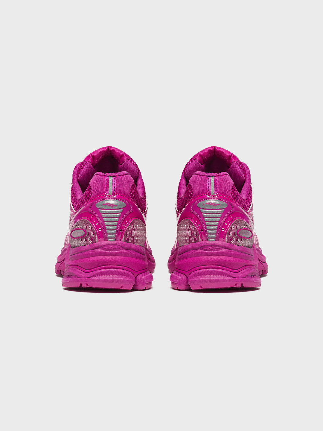 Achterkant van de Progrid Triumph 4 Pink met Saucony-logo