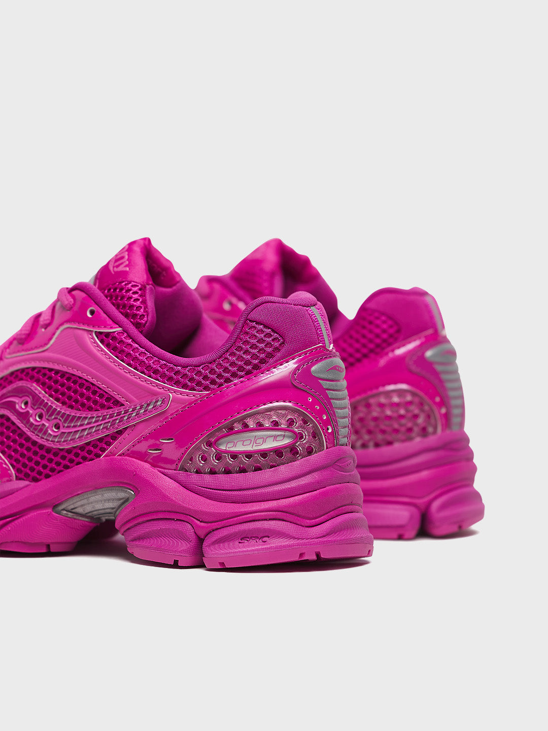 Detail van de hiel en hielcap van de roze Saucony sneaker