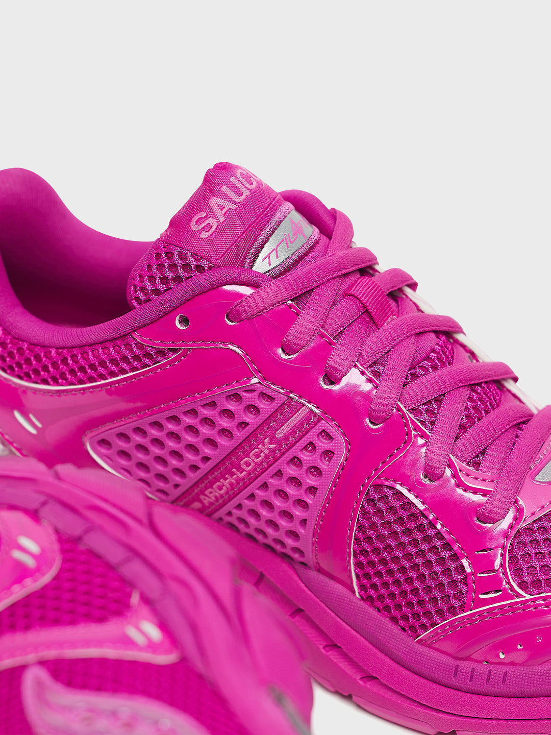 Futuristische details en materiaalcombinatie van de Saucony sneaker in pink