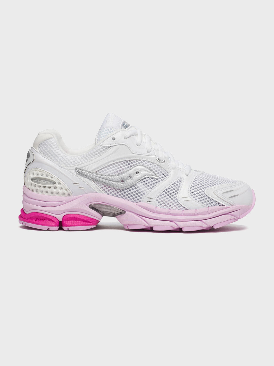 Zijaanzicht van de Saucony Progrid Triumph 4 sneaker in wit met lichtroze zool