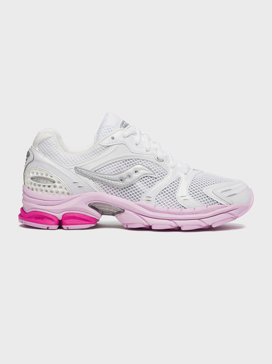 Zijaanzicht van de Saucony Progrid Triumph 4 sneaker in wit met lichtroze zool