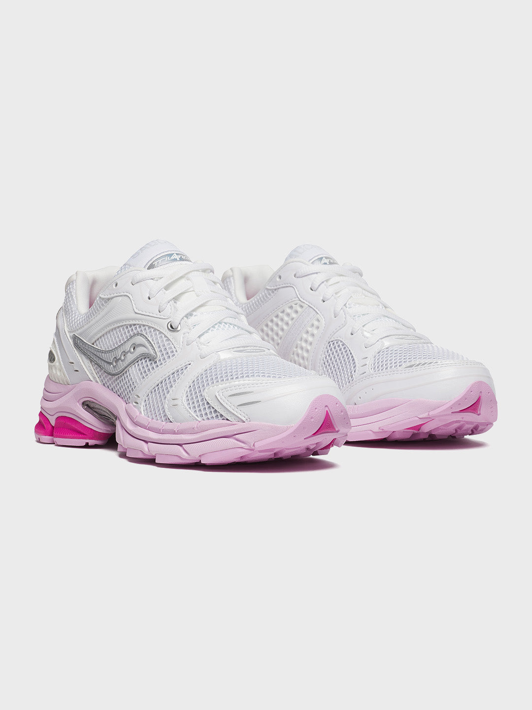 Schuin vooraanzicht van de witte Saucony Progrid Triumph 4 met roze accenten
