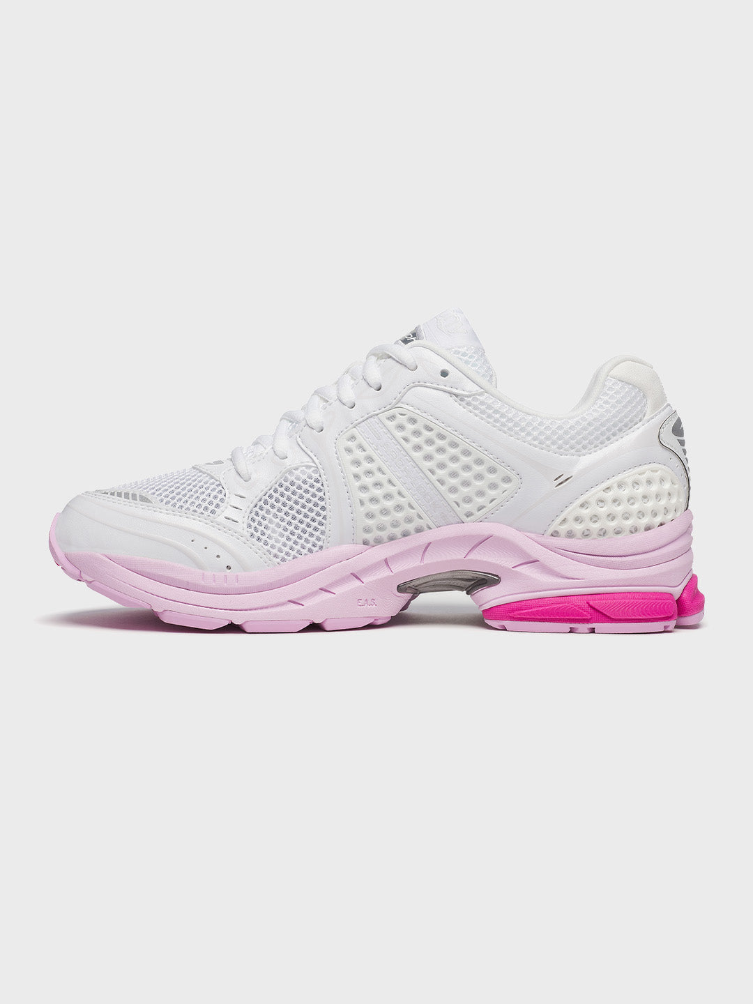 Binnenzijde van de Saucony Progrid Triumph 4 sneaker met witte upper en roze zool