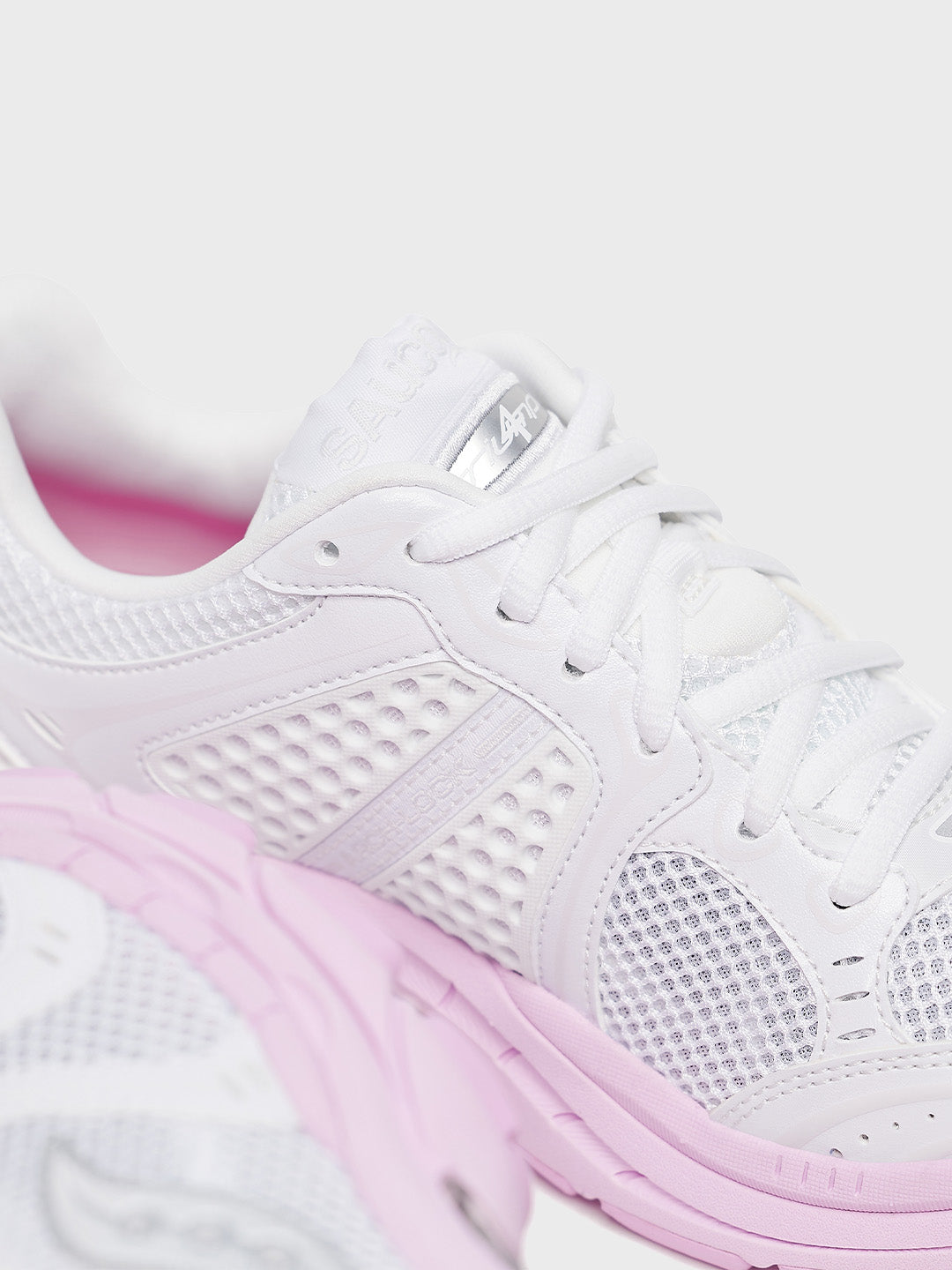 Detail van de Saucony Progrid Triumph 4 sneaker