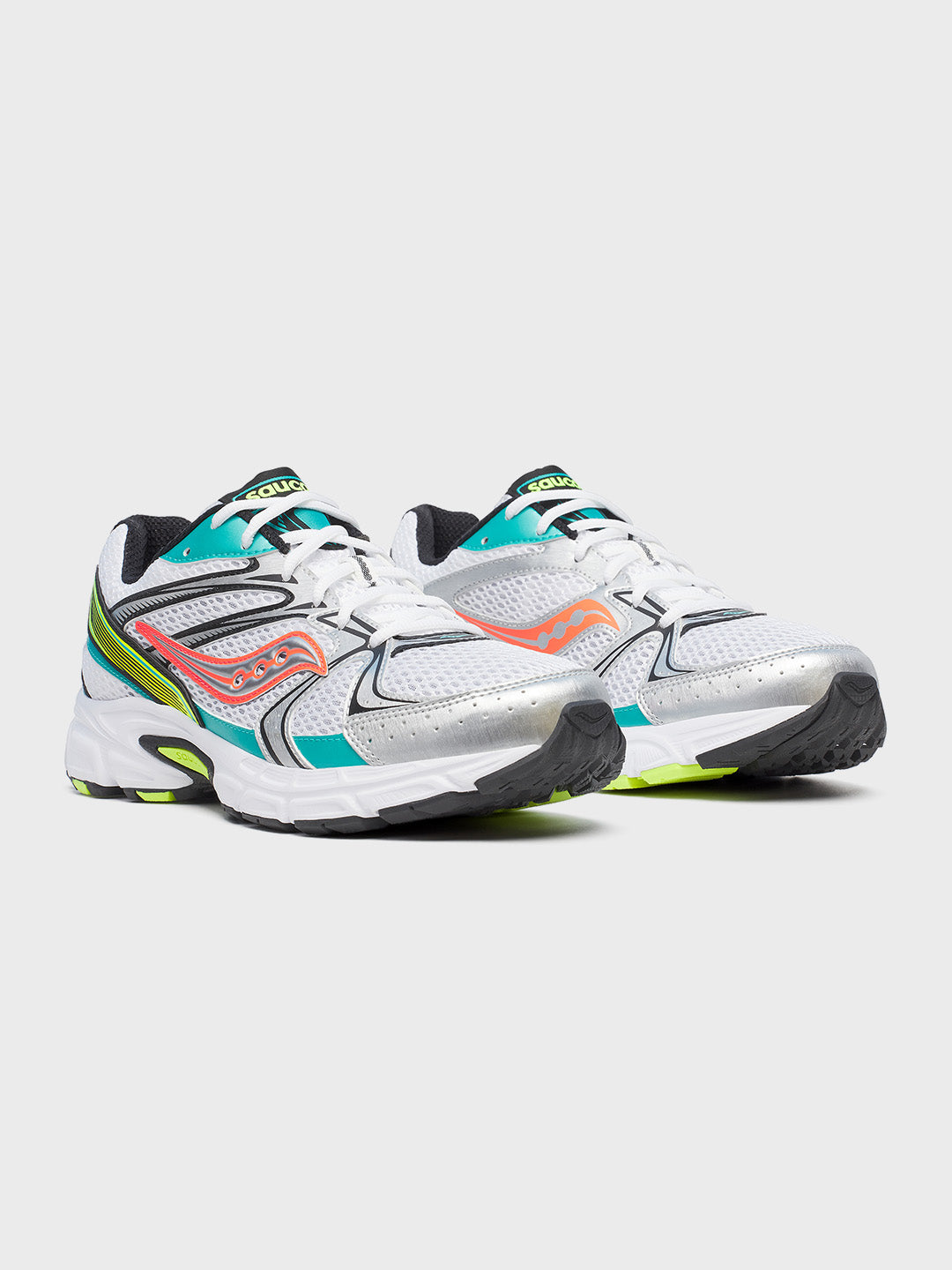 Schuin vooraanzicht van de Saucony Ride Millennium sneakers met kleurrijke accenten