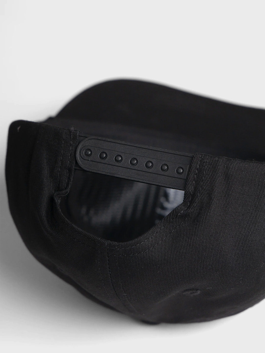 Service Works Family Recipes Cap Black - close-up snapback sluiting
