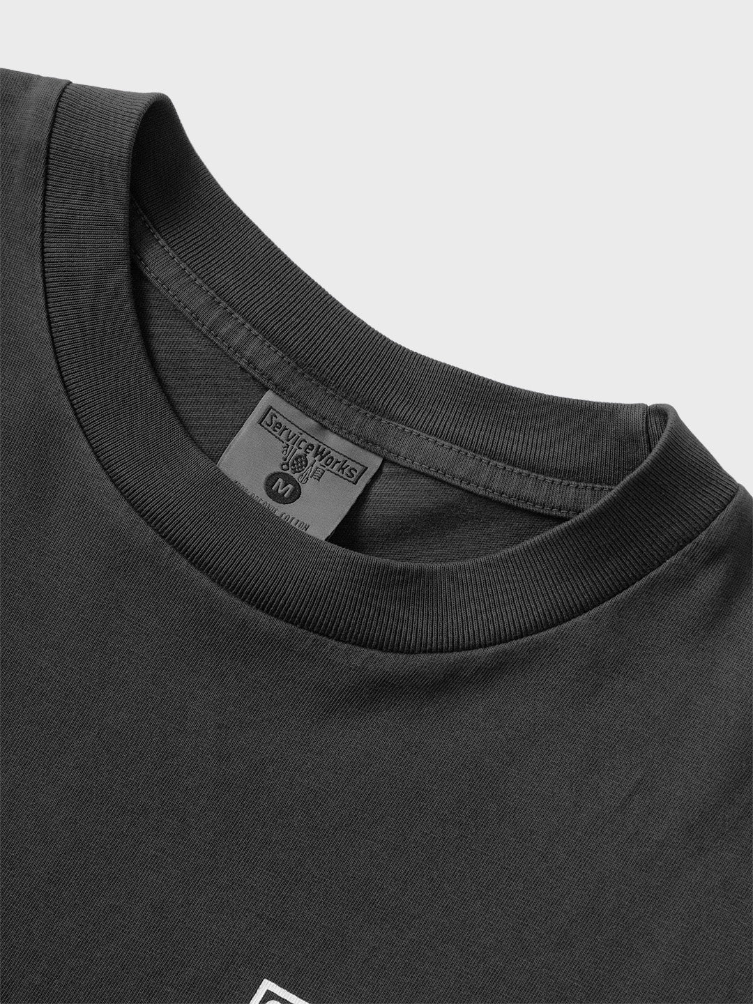 Service Works Pigment Dyed Trademark T-Shirt Black - close-up kraag