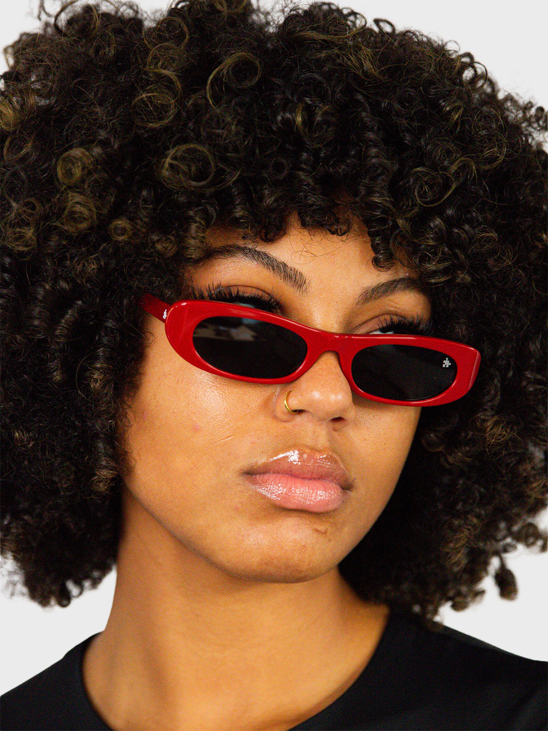 The Missing Piece Liora Shades Red - gedragen door model