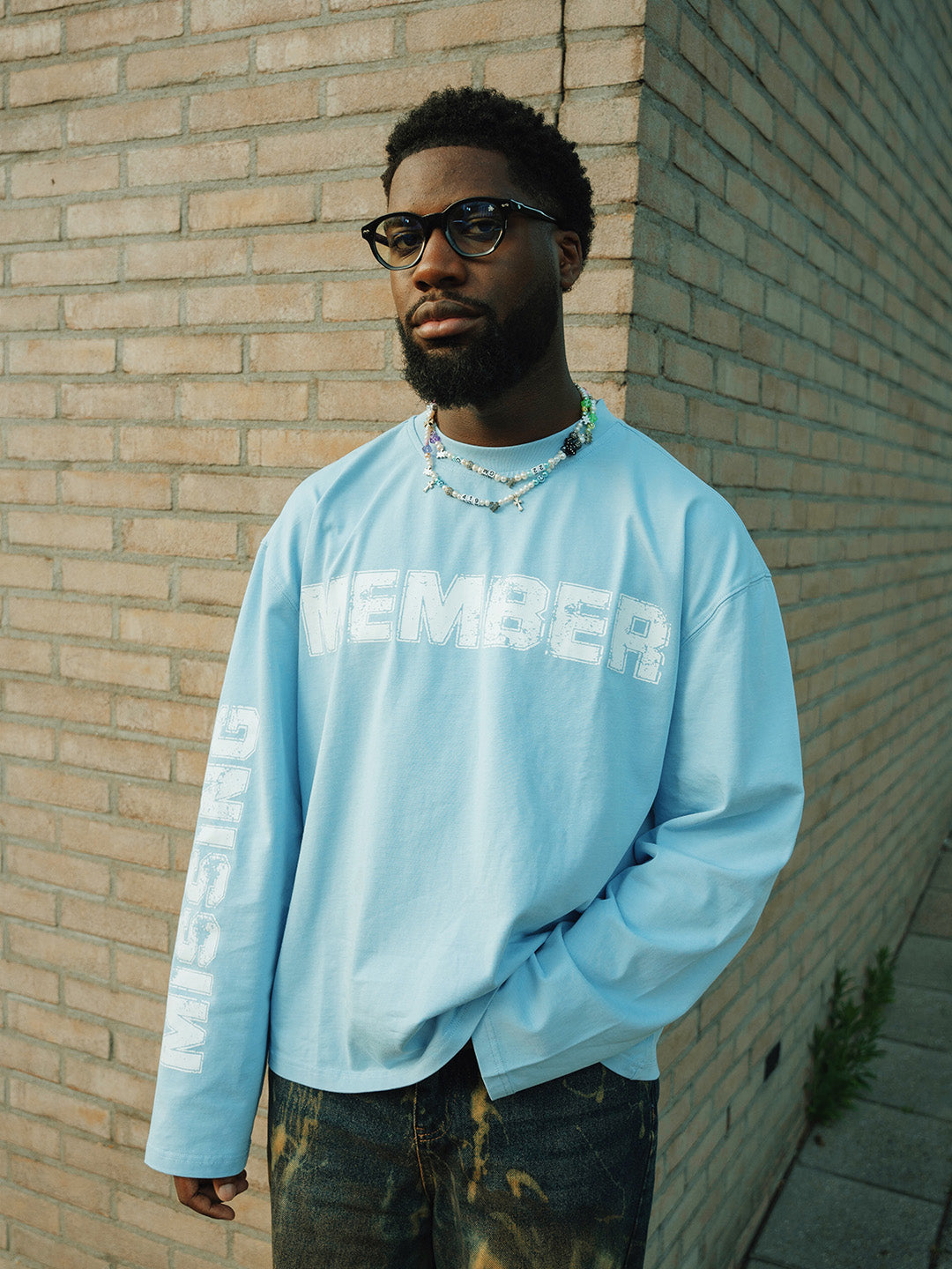 Model draagt sky blue TMP longsleeve, oversized fit