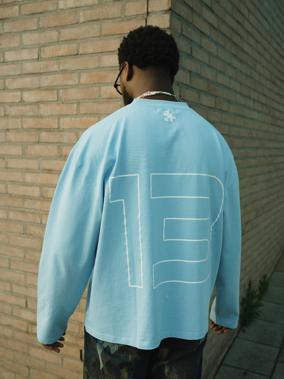 Model showt rugprint van The Missing Piece longsleeve Sky Blue