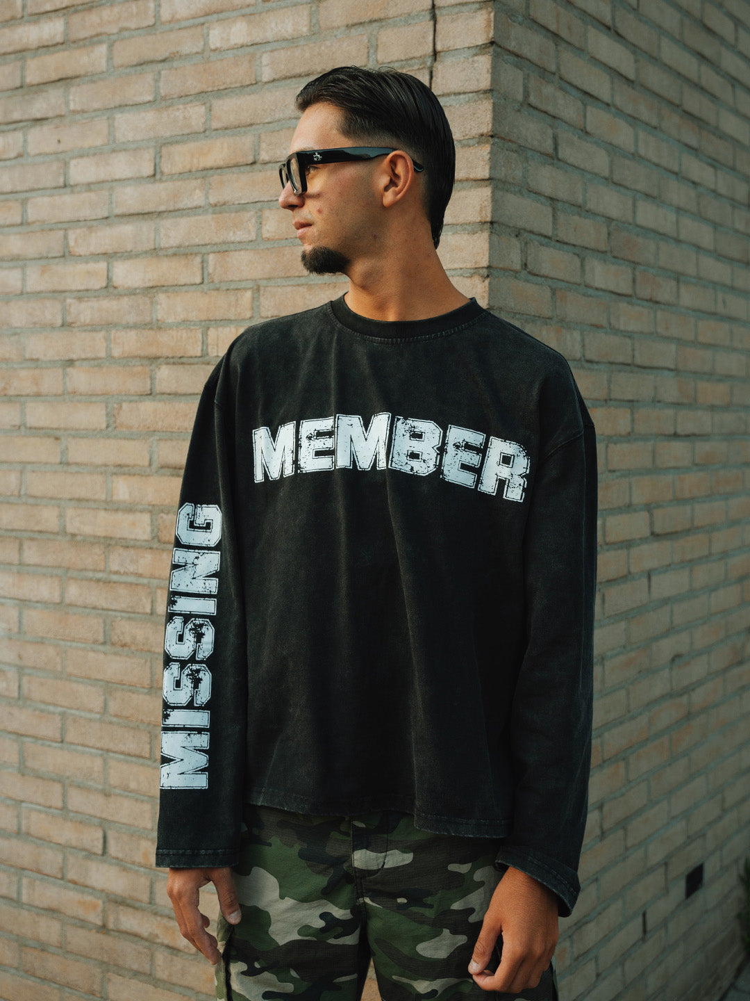 Model draagt TMP longsleeve Washed Black, oversized fit