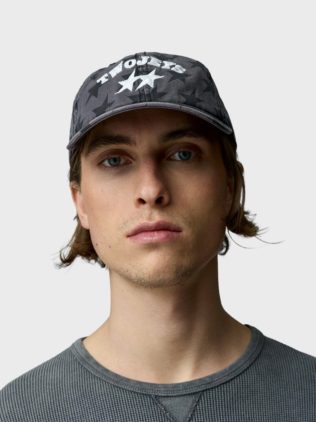 TwoJeys All-Over Dad Cap Washed Black – op model voor