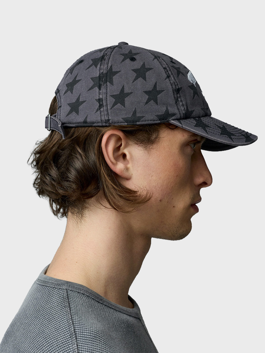 TwoJeys All-Over Dad Cap Washed Black – op model zijkant