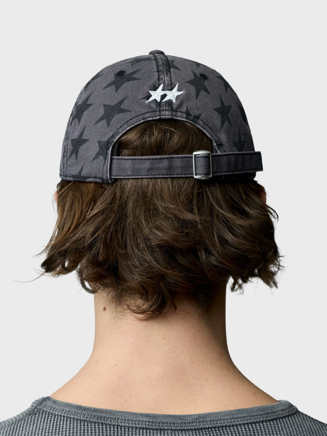 TwoJeys All-Over Dad Cap Washed Black – op model achterkant