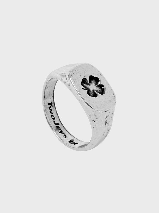 Clover Signet Ring met klaverdetail op zilveren face