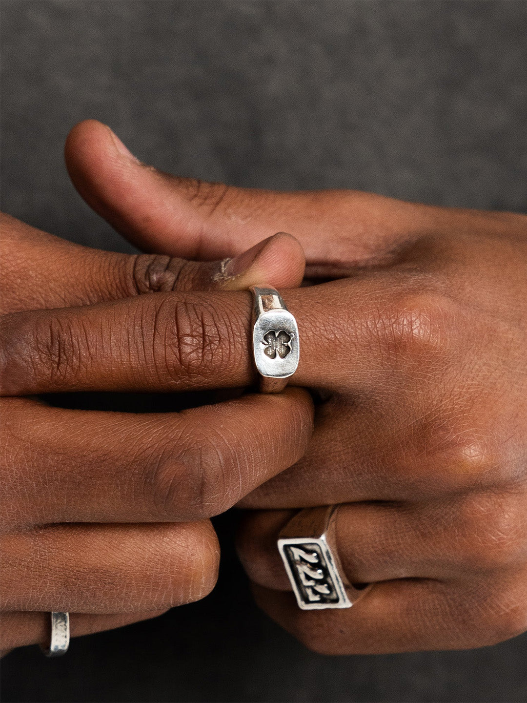 TwoJeys Clover Ring gedragen op hand met andere ringen – stijlvol gestyled shot
