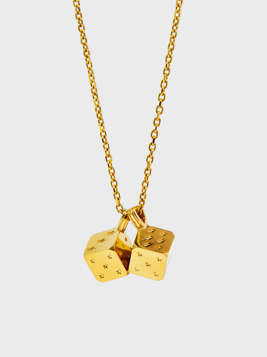 TwoJeys Dice Necklace Gold – productfoto met beide dobbelstenen zichtbaar