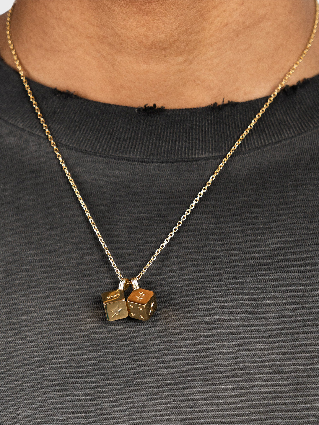Dice Necklace gedragen – close-up op ketting om hals