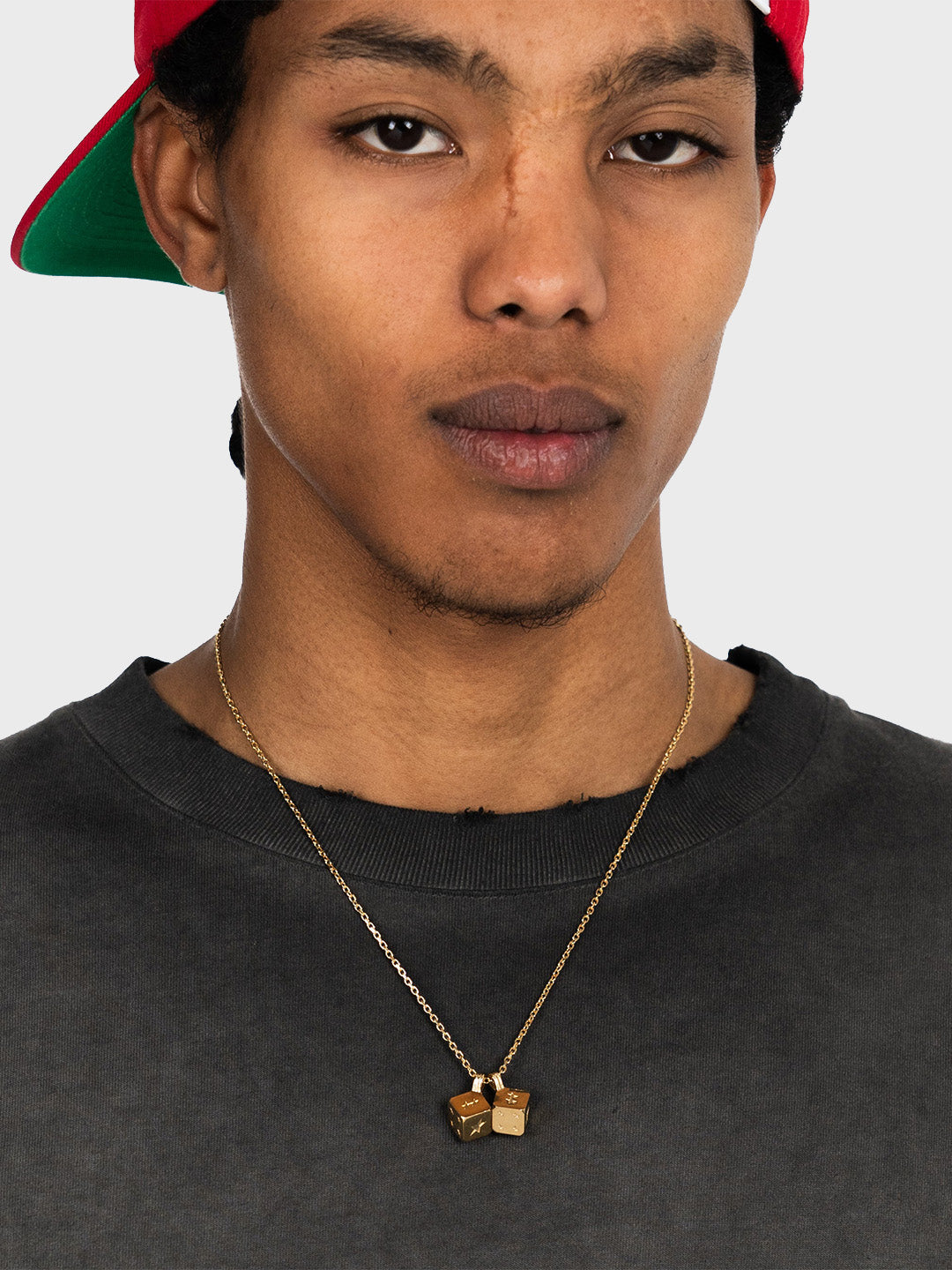 Gouden TwoJeys Dice Necklace gedragen