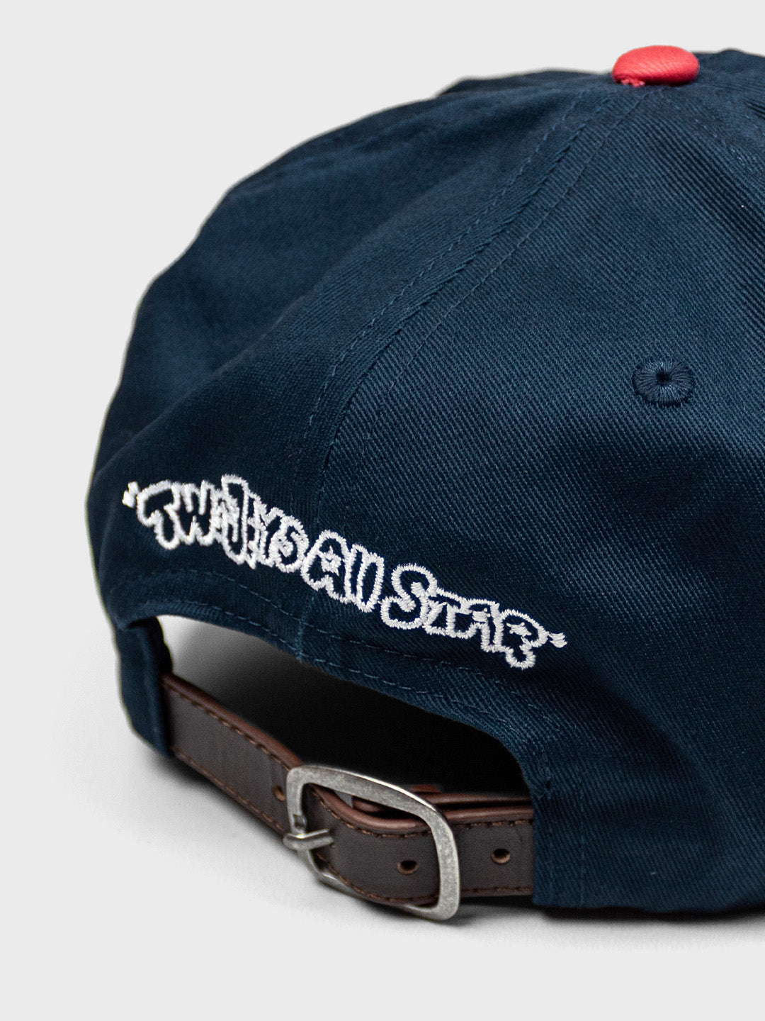 Close-up achterkant TwoJeys Dinger Cap met ‘TwoJeys All Star’ embroidery en leren strap