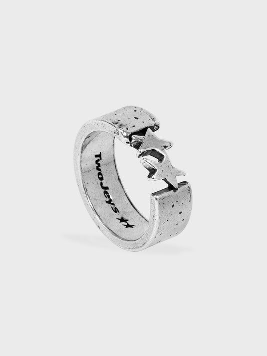 TwoJeys Icon 01 Ring zilver – productshot van bovenaf met stergravures