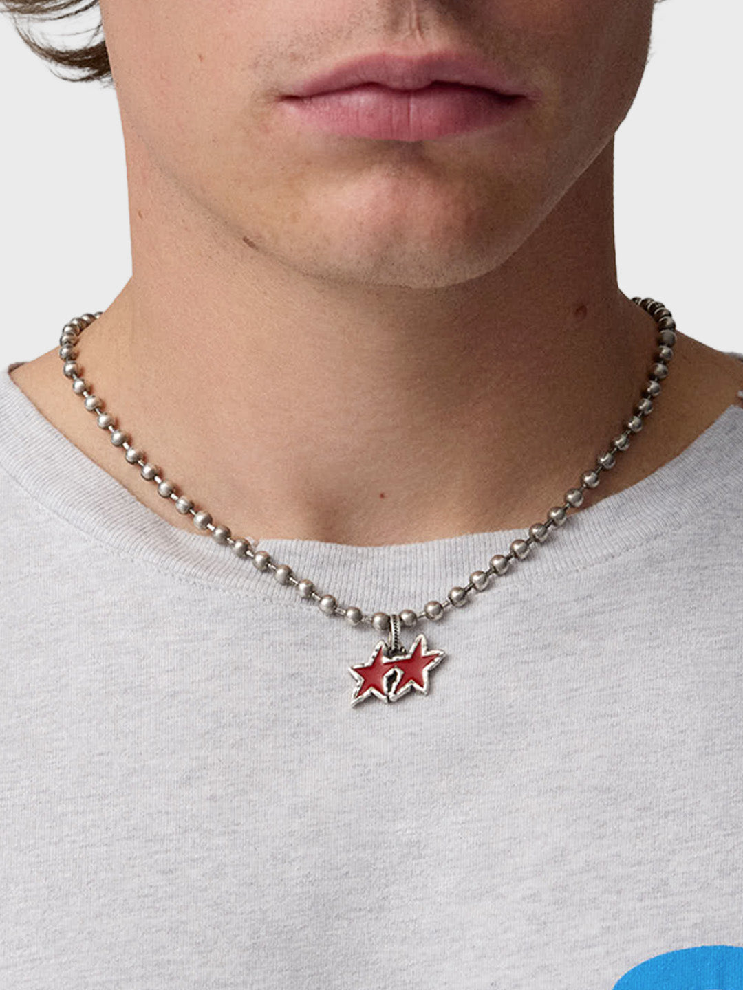 TwoJeys Red Melted Stars Ball Necklace Silver – voorkant
