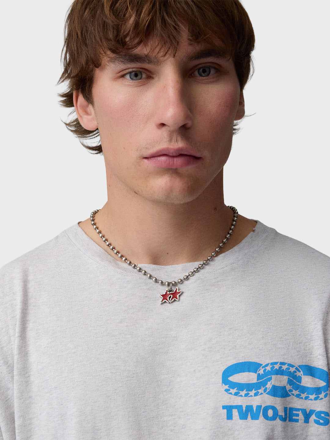 TwoJeys Red Melted Stars Ball Necklace Silver – op model