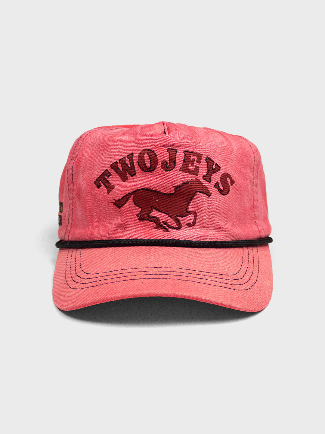TwoJeys Sunfaded Cap Red – voorkant met TwoJeys graphic