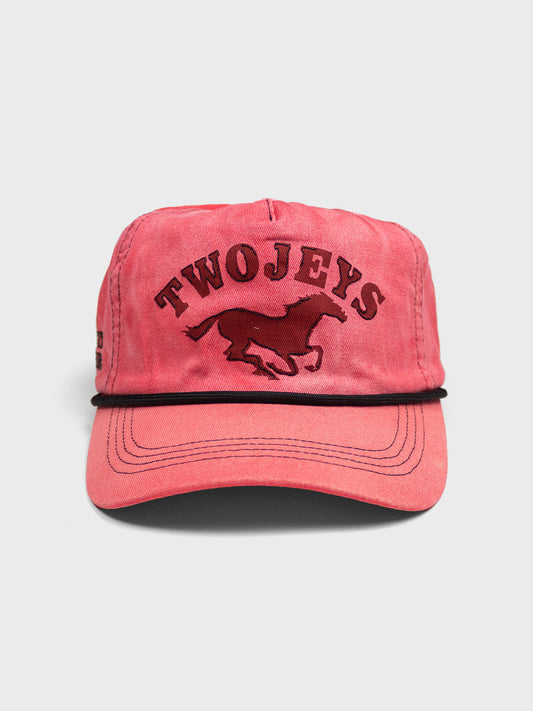 TwoJeys Sunfaded Cap Red – voorkant met TwoJeys graphic